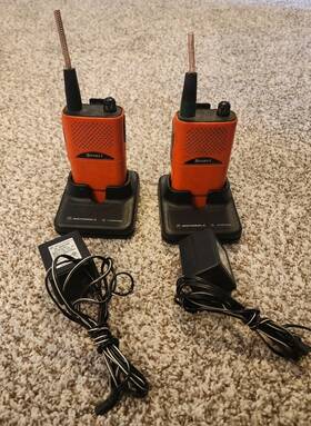 Motorola P23sra03f2ba 2 Way Radios With Docking Stations And Power Untested -parts