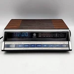 General Electric 7-4662A Electronic Touch Control Alarm Clock Radio Blue. Fixed Price $44.99.